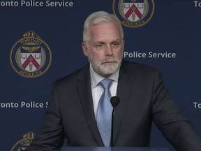 Toronto Polizeidetektiv Sgt.  Terry Browne sprach auf einer Pressekonferenz am Dienstag, den 12. April 2022 in Toronto, Ontario.