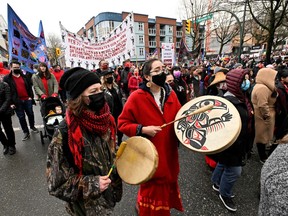 Unterstützer versammelten sich beim 31. jährlichen Women's Memorial March zu Ehren vermisster und ermordeter indigener Frauen und Mädchen im Stadtteil Eastside in der Innenstadt von Vancouver, Kanada, am 14. Februar 2022.
