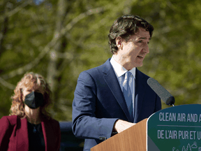 Premierminister Justin Trudeau spricht mit Merran Smith von Clean Energy Canada vor Reportern der Royal Roads University in Victoria, BC, 11. April 2022.