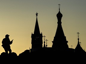 La Torre Spaskaya del Kremlin y la Catedral de San Basilio el 22 de marzo de 2022 en Moscú.  (Foto por AFP)