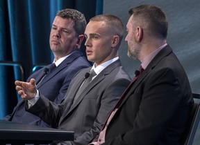 Die RCMP-Polizisten Adam Merchant, Aaron Patton und Stuart Beselt, von links nach rechts, die ersten Beamten vor Ort in Portapique, werden am 28. März 2022 von einem Anwalt der Kommission bei der Untersuchung der Mass Casualty Commission in Halifax befragt.