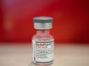 Ein Fläschchen des Pfizer-BioNTech COVID-19-Impfstoffs, der in einigen Provinzen für zweite Auffrischungsimpfungen zugelassen ist.