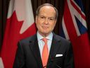 Der Finanzminister von Ontario, Peter Bethlenfalvy, tritt am Mittwoch, den 28. April 2021, während einer Pressekonferenz in Toronto auf das Podium.