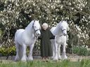Dieses neue Porträt von Königin Elizabeth II. wurde anlässlich ihres 96. Geburtstags von der Royal Windsor Horse Show veröffentlicht.  Königin Elizabeth II hält ihre Fell-Ponys, Bybeck Nightingale (rechts) und Bybeck Katie. 