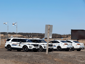 RCMP-Beamte überwachen den TransCanada Highway, während sie nach dem Massenschützen Gabriel Wortman suchen, in der Nähe von Fort Lawrence, Nova Scotia, 19. April 2020. Wortman fuhr während seines Amoklaufs einen nachgebauten RCMP-Kreuzer.