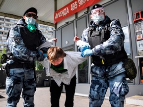 Soldados de la Guardia Nacional (Rosquardia) detienen a uno por desobediencia en Moscú.  Foto de Alexander Nemenov / AFP