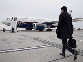 Premierminister Justin Trudeau geht auf dem Weg nach Washington zu Treffen im Weißen Haus am 17. November 2021 in Ottawa zu einem Regierungsflugzeug.