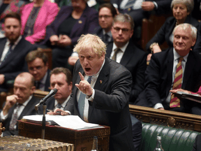 Premierminister Boris Johnson spricht am 27. April 2022 im Unterhaus in London, England.