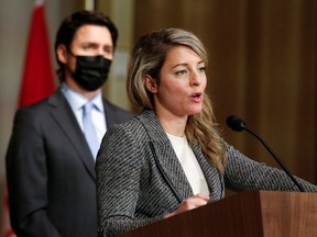Kanadas Außenministerin Melanie Joly spricht auf einer Pressekonferenz mit Kanadas Premierminister Justin Trudeau in Ottawa, Ontario, Kanada, am 22. Februar 2022 über die Lage in der Ukraine.