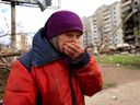 Zinaida Makishaiva, 82, reagiert, als sie erzählt, wie russische Soldaten sie inmitten der russischen Invasion in der Ukraine in Borodyanka, Region Kiew, Ukraine, am 11. April 2022 behandelten.