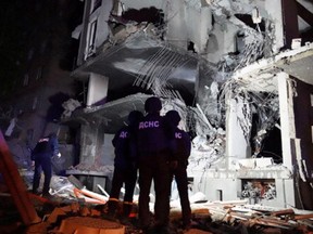 Retter arbeiten am Standort eines Gebäudes, das durch einen Raketenangriff in Kiew, Ukraine, am 28. April 2022 beschädigt wurde.