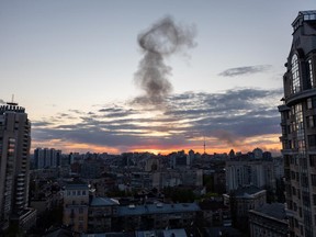 Rauch steigt nach einer Explosion bei Sonnenuntergang am 28. April 2022 in Kiew, Ukraine, auf.