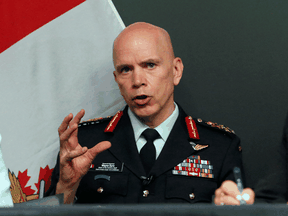 Der Chef des Verteidigungsstabs, General Wayne Eyre, ordnete an, alle Militärangehörigen bis Mitte Oktober vollständig impfen zu lassen.  Die Frist wurde später bis Mitte Dezember verlängert.