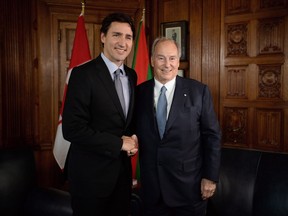 Premierminister Justin Trudeau trifft sich am 17. Mai 2016 mit dem Aga Khan auf dem Parliament Hill in Ottawa. Der RCMP untersuchte Trudeaus Reise zur Privatinsel des Aga Khan für einen Familienurlaub.