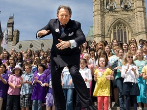 OTTAWA, ONT. 4. MAI 2009 – Boris Brott dirigiert das Kinderkonzert für Musik auf den Eingangsstufen des Parlamentsgebäudes in Ottawa.
