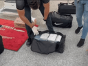 Acht schwarze Sporttaschen mit jeweils 25 kleineren Kokainpackungen, insgesamt 200 Packungen, befanden sich in den Kontrollabteilen des Flugzeugs.