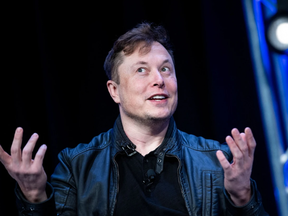 Das im März 2020 aufgenommene Aktenfoto zeigt Elon Musk, den Gründer von SpaceX, bei einer Rede während des Satellite 2020 im Washington Convention Center in Washington, DC.  / FOTO VON BRENDAN SMIALOWSKI/AFP ÜBER GETTY IMAGES