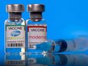 Fläschchen mit Pfizer-BioNTech- und Moderna-Coronavirus-Krankheit (COVID-19)-Impfstoffetiketten sind auf diesem Illustrationsbild zu sehen, das am 19. März 2021 aufgenommen wurde.