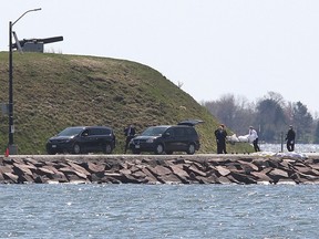 Die Polizei von Kingston, die Militärpolizei und Beamte der Nationalen Verteidigung untersuchen a 