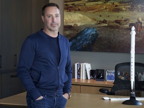 L'uomo d'affari canadese Mark Petty con un modello della stella SpaceX a Montreal nel suo ufficio.