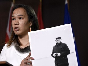 NDP-Abgeordneter Mumilaaq Qaqqaq hält ein Foto von P.  Johannes Rivoire, der in Kanada wegen Kindesmissbrauchs in Nunavut gesucht wird, aber jetzt im Juli 2021 in Frankreich auf dem Parliament Hill in Ottawa lebt.
