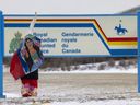 Eine kleine Gruppe protestiert am 20. November 2021 vor dem RCMP-Hauptquartier in Regina im Rahmen der Notfall-Solidaritätsaktion mit den Landverteidigern der Wet'suwet'en Nation.