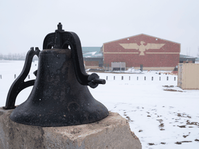 Die ursprüngliche Schulglocke steht am Mittwoch, den 20. April 2022 auf einem Denkmal, das der Indian Residential School in George Gordon First Nation gewidmet ist.