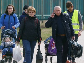 Ukrainische Flüchtlinge gehen nach dem Überqueren der ukrainisch-polnischen Grenze inmitten der russischen Invasion in der Ukraine in Medyka, Polen, am 7. April.