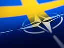 Schwedische und NATO-Flaggen sind auf Papier gedruckt zu sehen, diese Illustration vom 13. April.