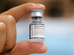 Während sich das Schutzfenster vor einer tatsächlichen Infektion mit jeder neuen SARS-CoV-2-Variante zu verkürzen scheint, „verhindern die Impfstoffe, dass die meisten Menschen wirklich krank werden, wenn sie sich infizieren.“