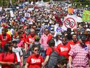 Des manifestants descendent la rue Atwater lors d'un rassemblement pour s'opposer au projet de loi 96 à Montréal le samedi 14 mai 2022. (John Mahoney / MONTREAL GAZETTE)