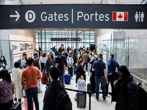 Reisende drängen sich zu Beginn des langen Feiertagswochenendes Victoria Day am internationalen Flughafen Toronto Pearson in Mississauga, Ontario, Kanada, am 20. Mai 2022 in der Sicherheitswarteschlange in der Abflughalle.