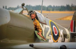 Am Montag gab die Royal Canadian Air Force bekannt, dass James Francis „Stocky“ Edwards, eines der weltweit letzten überlebenden Fliegerassen des Zweiten Weltkriegs, im Alter von 100 Jahren gestorben ist. Edwards flog eine P-40 Kittyhawk und erzielte mindestens 20 bestätigte Kills gegen Axis Flugzeuge im Krieg.