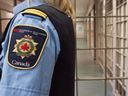 Ein Justizvollzugsbeamter schaut am Dienstag, den 10. Mai 2016, während eines Rundgangs durch die Einrichtung auf die Collins Bay Institution in Kingston, Ontario.