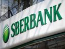 Dieses Aktenfoto, das am 28. Februar 2022 aufgenommen wurde, zeigt das Logo von Russlands größtem Kreditgeber Sberbank in Ljubljana.