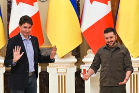 Premierminister Justin Trudeau stattete Kiew, Ukraine, am Wochenende einen Überraschungsbesuch ab.  Erst letzte Woche stellte dieser Newsletter zunehmende Kritik fest, dass Kanada wegen seiner Zurückhaltung, Diplomaten oder gewählte Vertreter in die umkämpfte osteuropäische Nation zu entsenden, zunehmend allein unter den westlichen Nationen sei.  Der Autor der National Post, Adam Zivo, der sich in Kiew aufhält, lobte den Besuch sehr.  Zu einer Zeit, als erwartet wurde, dass Russland vor seiner jährlichen Feier am 9. Mai, die das Ende des Zweiten Weltkriegs markiert, die Angriffe eskalieren würde, fungierte Trudeaus Präsenz in Kiew als eine Art diplomatisches „menschliches Schutzschild“, schrieb Zivo.