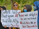 Afghanen in Islamabad bitten um Hilfe.  Kanadas Einwanderungsminister Sean Fraser verspricht, den Rückstand bis Ende des Jahres abzubauen.