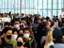 Reisende drängen sich zu Beginn des langen Feiertagswochenendes Victoria Day am internationalen Flughafen Toronto Pearson in Mississauga, Ontario, Kanada, am 20. Mai 2022 in der Sicherheitswarteschlange in der Abflughalle.  