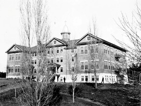 Die Kuper Island Indian Residential School auf Penelakut Island, in der Nähe von Chemainus, BC, ist am 13. Juni 1913 abgebildet.