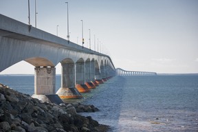 Die Gesetzgeber im PEI stimmten diese Woche dafür, die Bundesregierung zu bitten, den Namen der Confederation Bridge (im Bild) in Epekwitk Crossing zu ändern.  Epekwitk, was „etwas auf dem Wasser Liegendes“ bedeutet, ist das traditionelle Mi'kmaq-Wort für die Insel.  Die 12,9 km lange Brücke verbindet PEI seit ihrer Eröffnung im Jahr 1997 mit dem Festland.