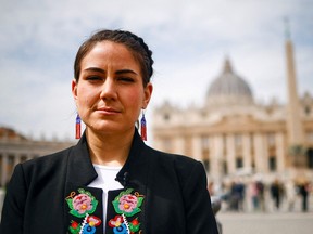 Cassidy Caron, Präsidentin des Metis National Council, nach einem Treffen von Delegierten der indigenen Völker Kanadas mit Papst Franziskus in der Nähe des Petersplatzes im Vatikan, 28. März 2022.