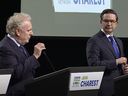Jean Charest und Pierre Poilievre während der Debatte über die Führung der Konservativen am Donnerstag, 5. Mai 2022.