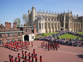 Die Band der Coldstream Guards auf der linken Seite spielte anlässlich des 96. Geburtstags von Königin Elizabeth II. zusammen mit dem 1. Bataillon der Coldstream Guards während der Wachablösung auf Schloss Windsor am 21. April 2022 Musik.