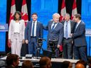 Der konservative Führungskandidat Scott Aitchison, zweiter von rechts, steht neben Leslyn Lewis, Roman Baber, Jean Charest und Patrick Brown von links nach der englischen Führungsdebatte der Conservative Party of Canada am 11. Mai in Edmonton. 