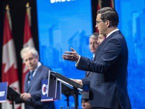 Die konservativen Führungskandidaten Leslyn Lewis, Roman Baber, Jean Charest, Scott Aitchison, Patrick Brown und Pierre Poilievre nehmen am 11. Mai 2022 in Edmonton an der englischen Führungsdebatte der Konservativen Partei Kanadas teil.