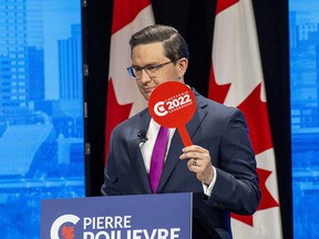 Le candidat à la chefferie du Parti conservateur Pierre Poilievre prend part au débat à la direction du Parti conservateur du Canada en anglais le mercredi 11 mai 2022 à Edmonton.