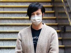 Die demokratiefreundliche Aktivistin und Sängerin Denise Ho verlässt eine Polizeiwache, nachdem sie am 30. Dezember 2021 aus der Haft in Hongkong entlassen wurde, nachdem sie am Vortag wegen „Verschwörung zur Veröffentlichung einer aufrührerischen Veröffentlichung“ festgenommen worden war.