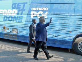 „Get It Done“: Ontario PC Leader Doug Ford und lokaler Kandidat Ross Romano Kampagne in Sault Ste. Marie am 7. Mai 2022.