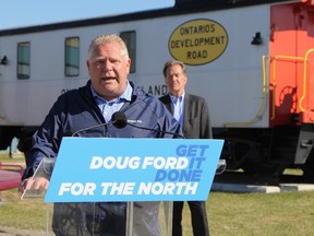 Der progressive konservative Führer von Ontario, Doug Ford, beantwortet am Sonntag, den 8. Mai 2022, Fragen lokaler Medien mit George Pirie, dem PC-Kandidaten für Timmins Reiten, im Hintergrund.