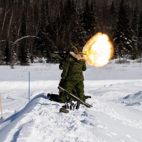 Kanada tarafından bağışlanan bir silah, Ukrayna'da son teknoloji bir Rus tankını imha etmiş olabilir - alberta son dakika haberi Mart 2021'de iki Kanadalı asker bir tatbikat sırasında Carl Gustaf'ı ateşledi.